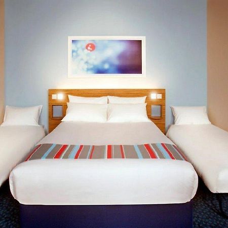 Travelodge Уейдбридж Екстериор снимка