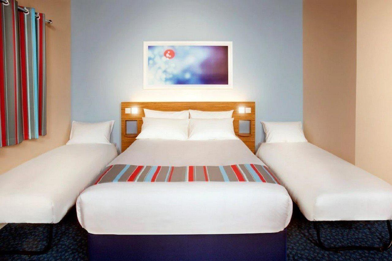 Travelodge Уейдбридж Екстериор снимка