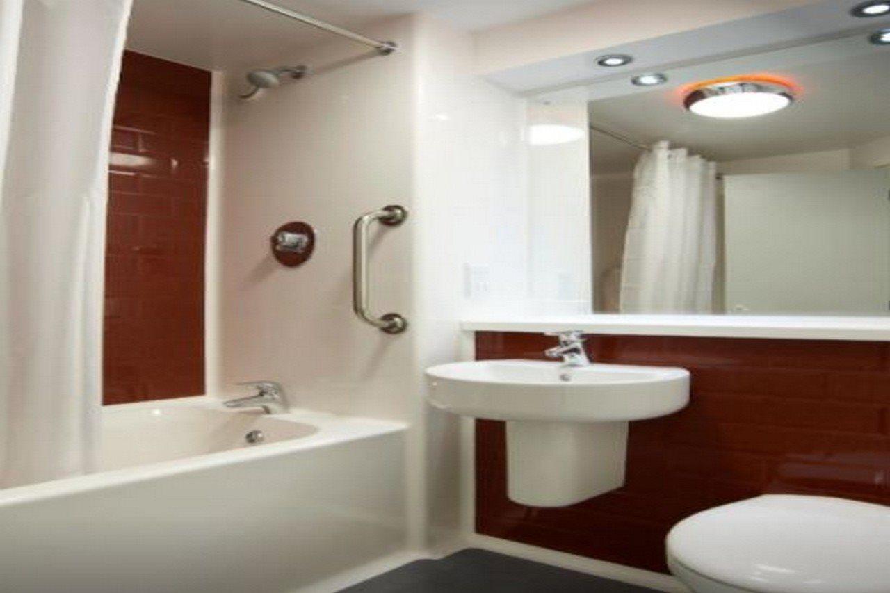 Travelodge Уейдбридж Екстериор снимка