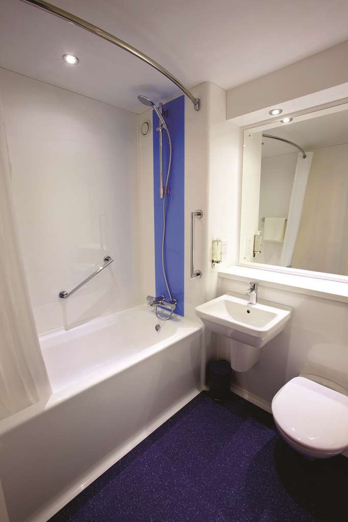 Travelodge Уейдбридж Стая снимка